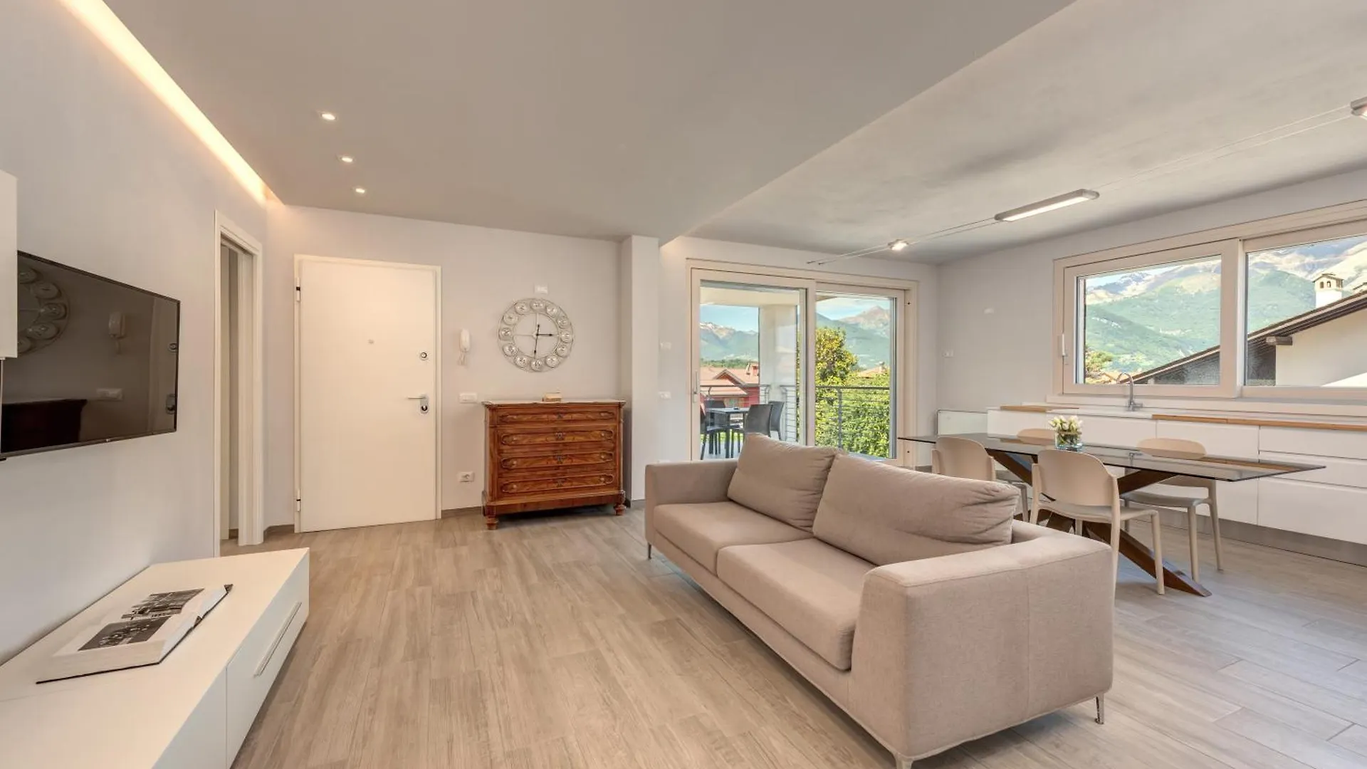 Villa Family With Pool And Amazing Panoramic Penthouse Colico